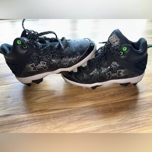 Under Armour - Boys Harder 8 Mid RM Baseball Cleats